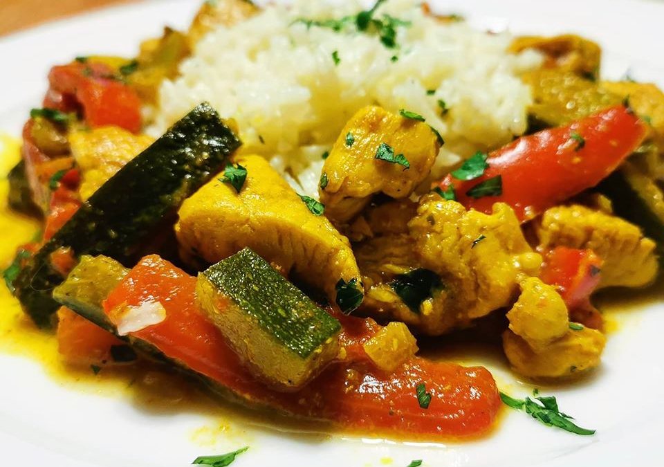 pollo al curry con verdure saltate